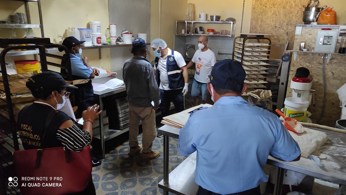 MChanchamayo's tweet photo. En un operativo inopinado realizado por la Municipalidad Provincial de Chanchamayo y la Sub Gerencia de Comercialización, Fiscalización Sanitaria y Fiscalía de Prevención del Delito de Chanchamayo, se logró la clausura de algunas panaderías https://t.co/7jFqZqzhvX