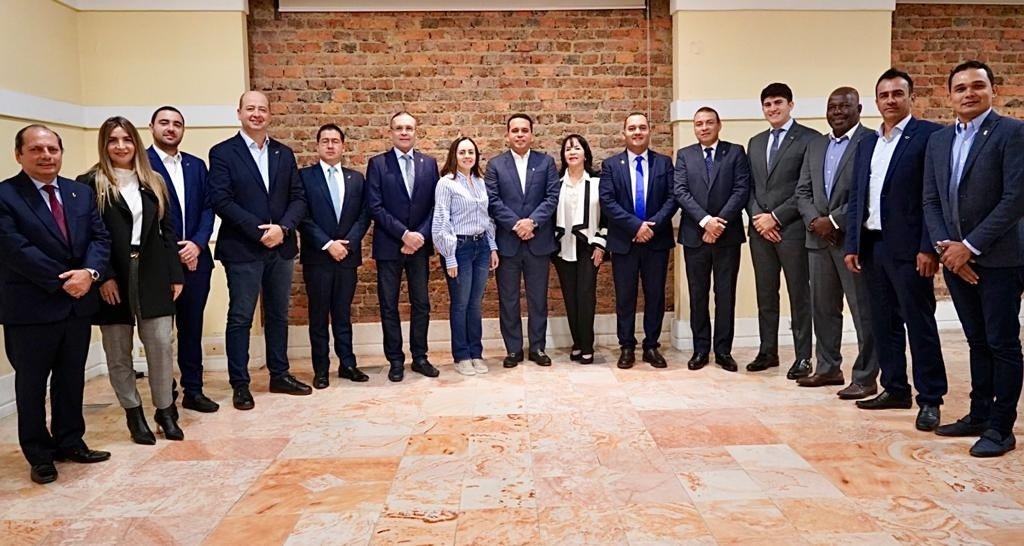 SenadorTrujillo's tweet photo. Instalamos hoy el nuevo Directorio Nacional Conservador en calidad de Presidente del Partido. Asumo también como Directorista, gracias a estar entre las 4 votaciones más altas del país. Un sueño de vida y una doble responsabilidad que acepto con alegría y compromiso por Colombia. https://t.co/hoxm4UbqVb