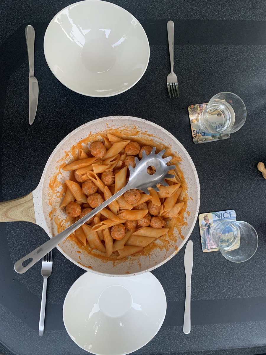Dave_Imby's tweet photo. @AnnaEvaevaeva Bij @renmans (Aldi) balletjes in tomatensaus. Klein beetje (soya)room bij en wat pecorino kaas. Pasta koken en alles lekker samen voor de laatste minuut … op 10min klaar en heerlijk lekker 👌🏻 https://t.co/8iBXIr2vCY