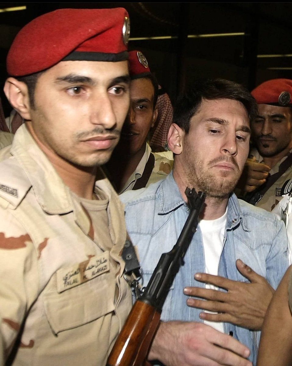 Me acabo de topar con esta foto de 2012, cuando Messi aterrizó con el Barcelona en Arabia Saudí. Momento inolvidable