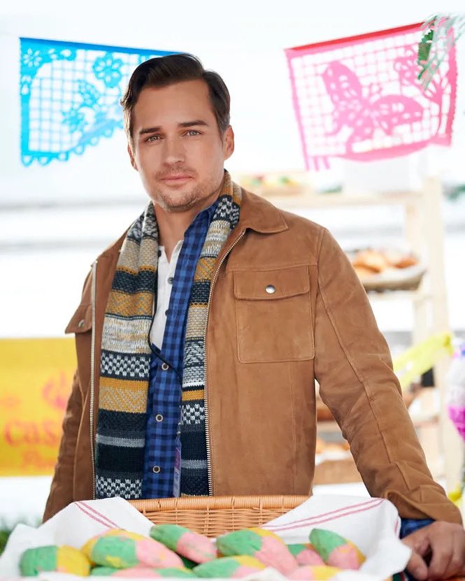 HunksOfHallmark's tweet photo. Gingerbread hunk ๐คช๐ #jonecker #gingerbreadmiracle #ChristmasInJuly https://t.co/qy7PaVGbtO