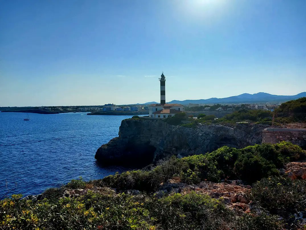carme_pino's tweet photo. Far de Portocolom   

Entre aquestes dues imatges hi ha pràcticament 100 anys de diferència.

El far de Portocolom va ser projectat per Emili Pou i inaugurat el 31 de desembre de 1863. https://t.co/mIXIA8TfOj