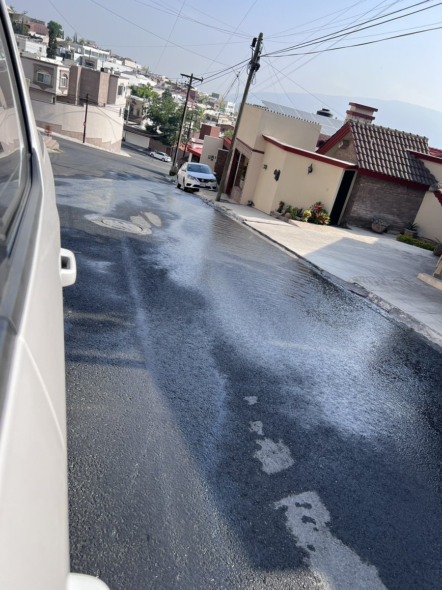 MauricioBerAla's tweet photo. @AyD_ParaTi  Reportando una fuga de agua que al parecer viene por debajo del concreto.  Cumbres 2do sector, a la altura de la casa en Hector 3033. Lleva ya horas tirando agua https://t.co/QhI3vxyu2a