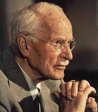 "La soledad es peligrosa. Es adictiva. Una vez que te das cuenta de cuánta paz hay en ella, no quieres lidiar con la gente". 
Carl Gustav Jung
#Fuedicho