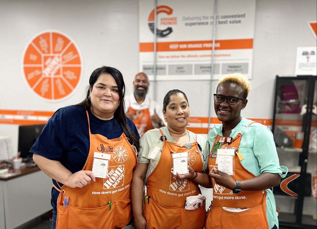 These 3 Leaders, ASDS Jessica, Specialty Sup Maria and OASM Kay @THD4150 Port Richmond #Philly,Earned the highly sought after #StarfishPinAward ⭐️🌟for #MakingADifference during the DDW today! ⁦🧡 @Alexis_3323⁩ ⁦@PedroMal4150⁩ ⁦@kay897kong⁩