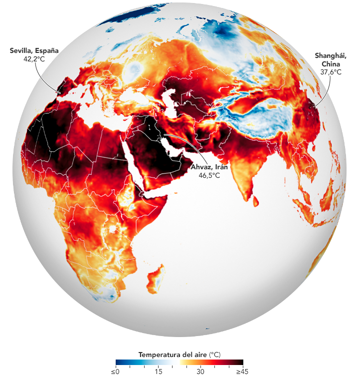 Este mapa de Europa, el norte de Ãfrica, el Medio Oriente y Asia sobre un fondo blanco muestra las temperaturas del aire de la superficie a travÃ©s de la mayor parte del hemisferio oriental el 13 de julio de 2022. Predominan los colores anaranjados y amarillos. Se destacan con flechas las temperaturas de tres sitios: Sevilla, EspaÃ±a (42,2 grados Celsius), ShanghÃ¡i, China (37,6 grados Celsius) y Ahvaz, IrÃ¡n (46,5 grados Celsius). Debajo del mapa se lee âTemperatura del aire (Â°C)" y debajo se muestra una barra multicolor que marca del 0 al 45, pasando por los colores azul oscuro, celeste, blanco, amarillo, anaranjado, rojo, bordÃ³ y negro.