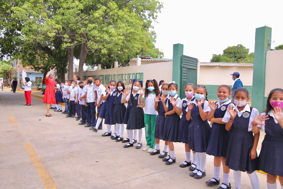 MelloCastroG's tweet photo. Le entregamos a los 650 estudiantes de preescolar y primaria de la Escuela Urbana Mixta 5 de Enero, sede de la I.E. Pedro Castro Monsalvo la pavimentación de la vía de acceso a la institución educativa. Una obra que dignifica y genera una nueva ilusión. https://t.co/7fVDkbmlmM