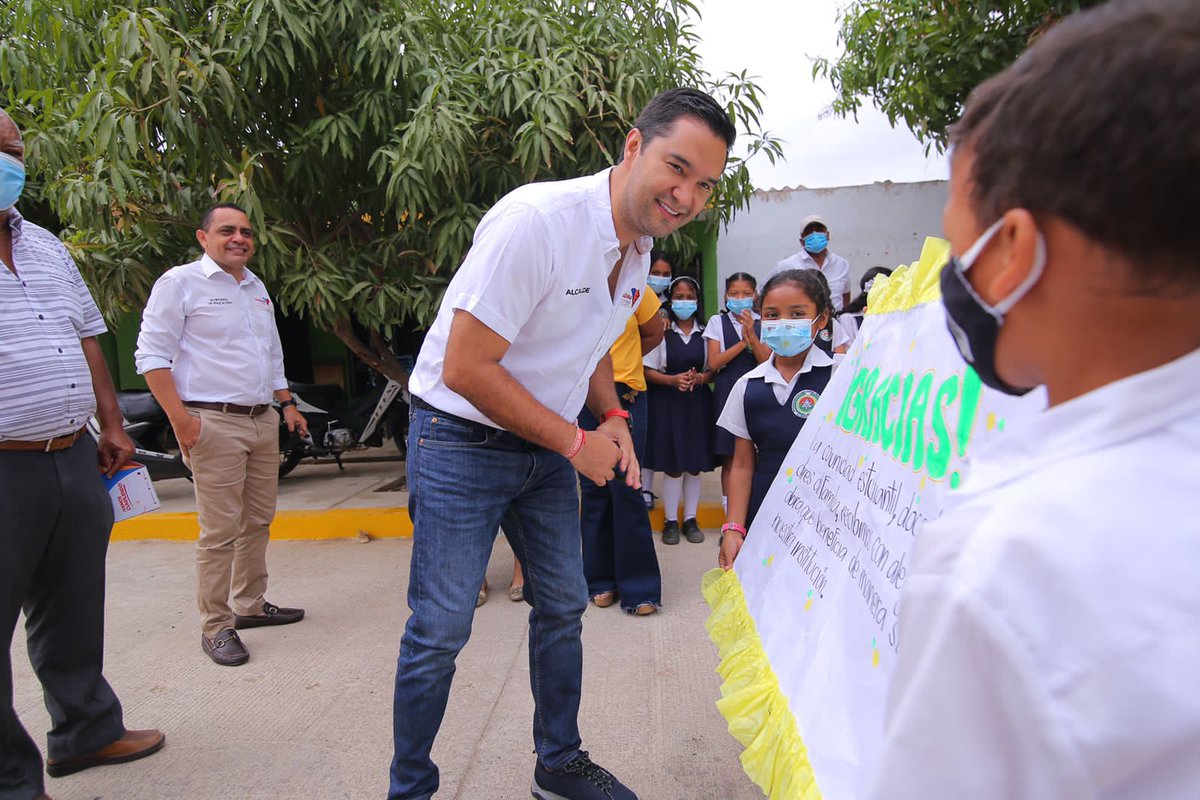 MelloCastroG's tweet photo. Le entregamos a los 650 estudiantes de preescolar y primaria de la Escuela Urbana Mixta 5 de Enero, sede de la I.E. Pedro Castro Monsalvo la pavimentación de la vía de acceso a la institución educativa. Una obra que dignifica y genera una nueva ilusión. https://t.co/7fVDkbmlmM