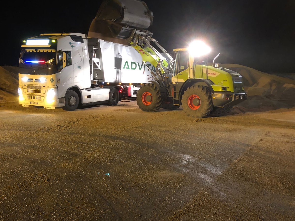 Cette nuit, mobilisation de l'équipe au silo d'Ecoust Saint Mein : 9 camions étaient en rotation pour transporter le blé vers notre silo bord à canal d'Arleux, dont l'essentiel de la récolte partira en péniche 
#moisson #blé #silo #transport