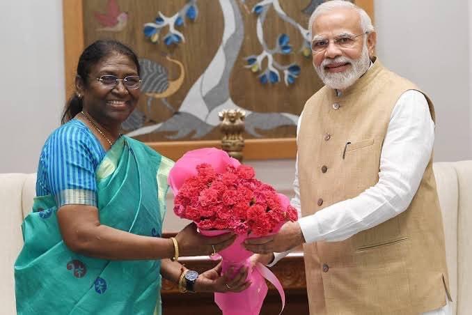 NeemrotNarendra's tweet photo. उड़ीसा के छोटे से गांव की आदिवासी महिला जिनकी यात्रा एक कच्चे घर से प्रारंभ होकर आज राष्ट्रपति भवन तक पहुंची है यही भारत के लोकतंत्र की खूबी है
मैं श्रीमती द्रौपदी मुर्मू जी को भारत गणराज्य की राष्ट्रपति निर्वाचित होने पर हार्दिक शुभकामनाएं देता हूं @DrKirodilalBJP @narendramodi https://t.co/lBxgxRtYVL