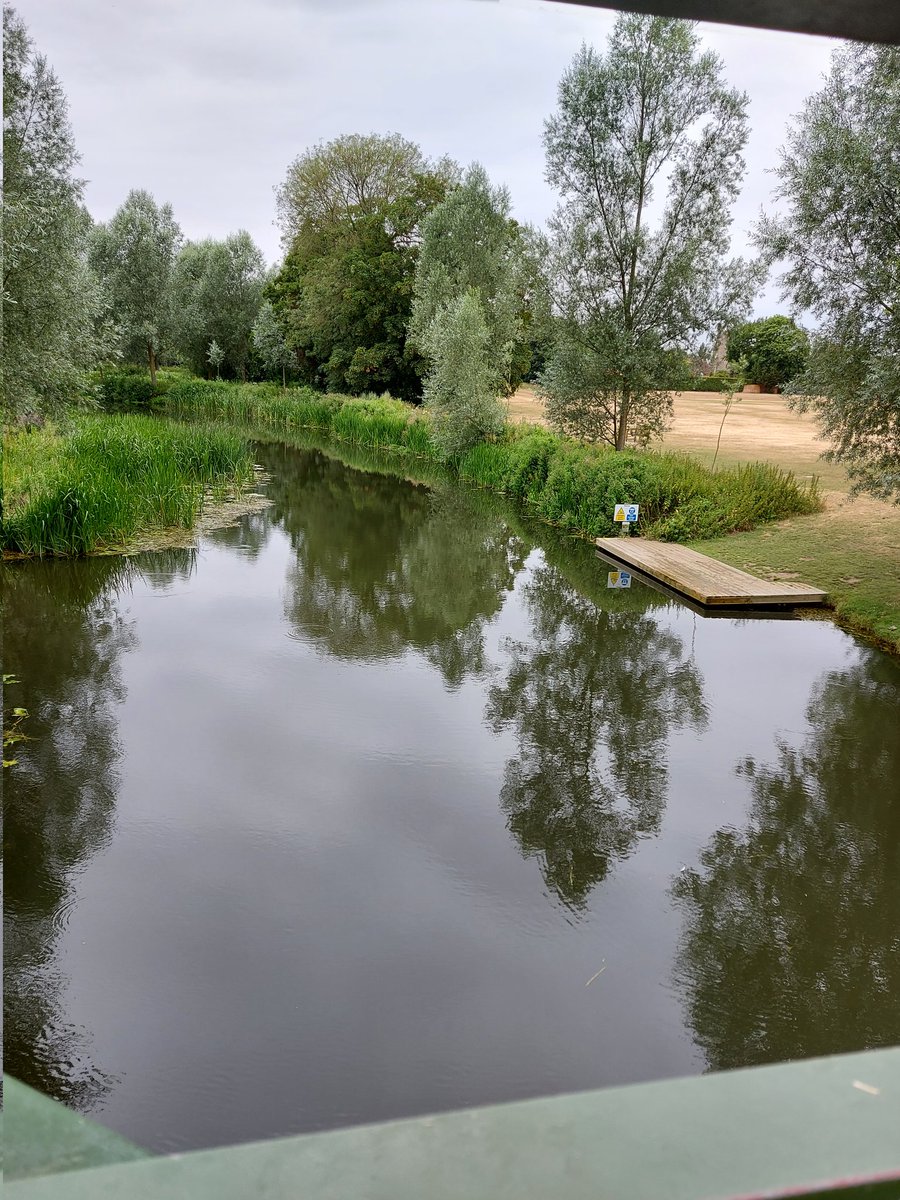 Been patrolling Bures today.
Met Jeff painting the bench, Tracey selling her refreshments and Charlotte from the Parish Council... not to mention numerous residents. 
No signs of ASB today - just families having fun on and in the river. 

#YouSaidWeDid
#ProtectingAndServingEssex