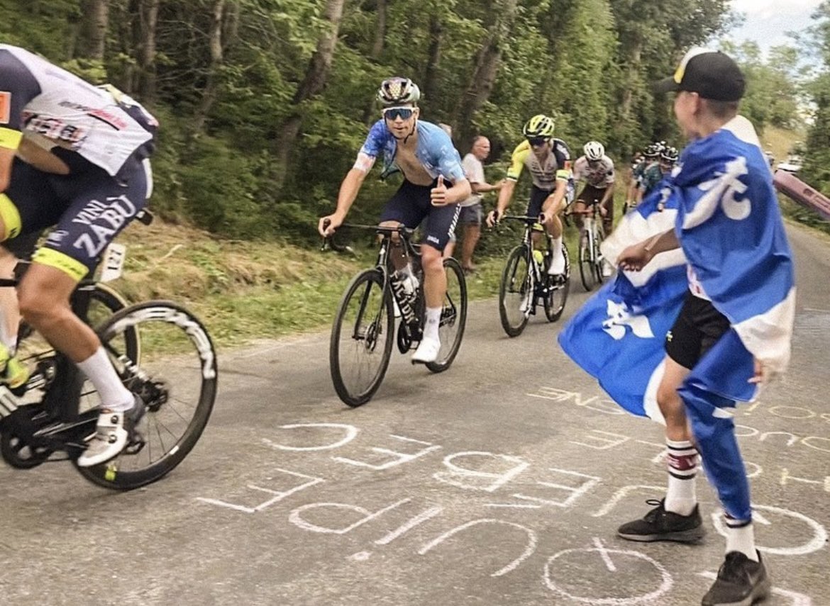AlainTherrien_'s tweet image. Ma famille et moi-même sommes des adeptes du @LeTour de France et le 13 juillet dernier, au col du Granon à 7,5 km de l'arrivée du sommet, mon garçon portait fièrement le drapeau du Québec pour encourager @Guillaumeboivin ! 💙

#tourdefrance #equipequebec #québec #fierté