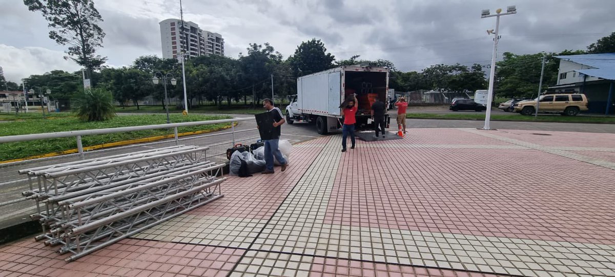 Y llegó el primer transporte con la tarima a la explanada Este del <a href="/EstadioNCR/">Estadio Nacional CR</a> Vamos! <a href="/LaMilixia/">La Milixia</a> <a href="/endemiacr/">Endemia</a> @elguatocr <a href="/luchocalavera/">Lucho Calavera</a> <a href="/PedroCapmany/">Pedro Capmany</a> <a href="/themovementiccr/">TheMovementinCodes</a> <a href="/LosWaldners/">Los Waldners</a> Done ya por SINPE Móvil 8709-4208 oficial de @chepesebana #oigarocktico #festsebana #costarica