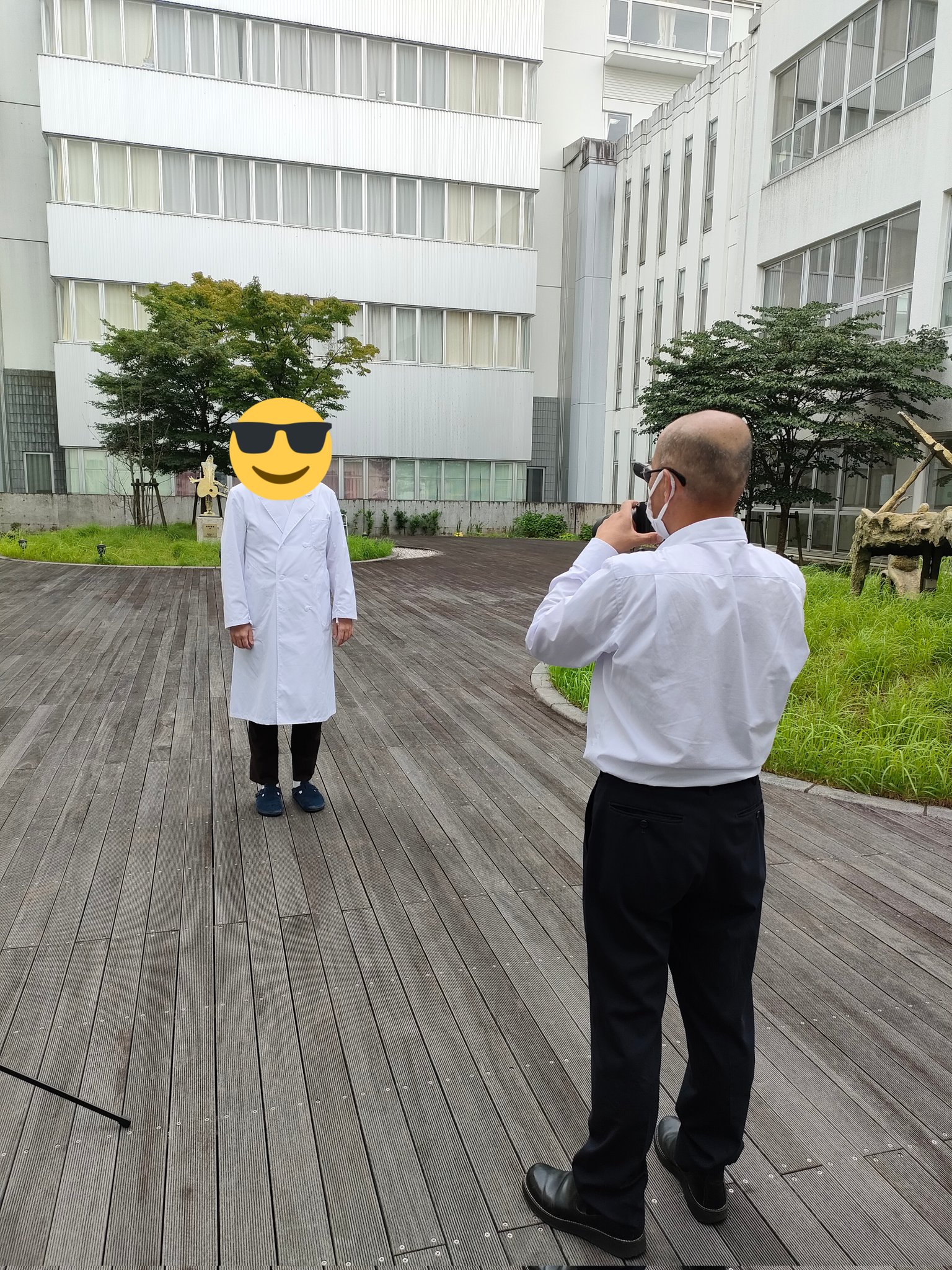 浜松医科大学 血液内科 非公式 昨日今日と病院の中庭でホームページ用の写真撮影してました そのうち当科のホームページがリニューアルされます 中庭目立つから職員さんたちの視線がつらかった T Co 3wjkiicwxr Twitter