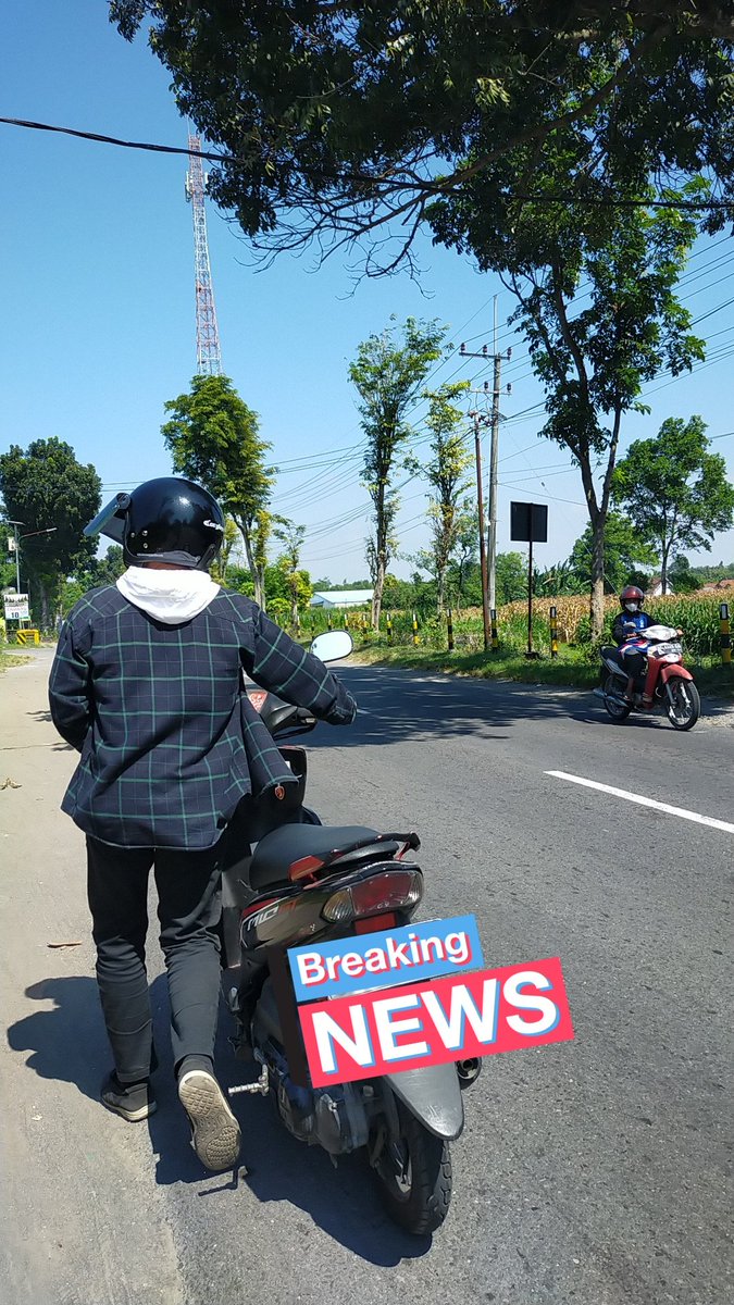 cah, aku berharap bisa menemukan mas2 yg bantu aku tadi pas motorku macet di perempatan depan SD YBPK Desa Sambirejo arah ke Kediri, kejadian sekitar jam 10.30 an.
tadi aku lupa kenalan sama mas baik ini😩, aku cuma ada foto dari belakang ini aja huhu. belum sempet kasih (cont)