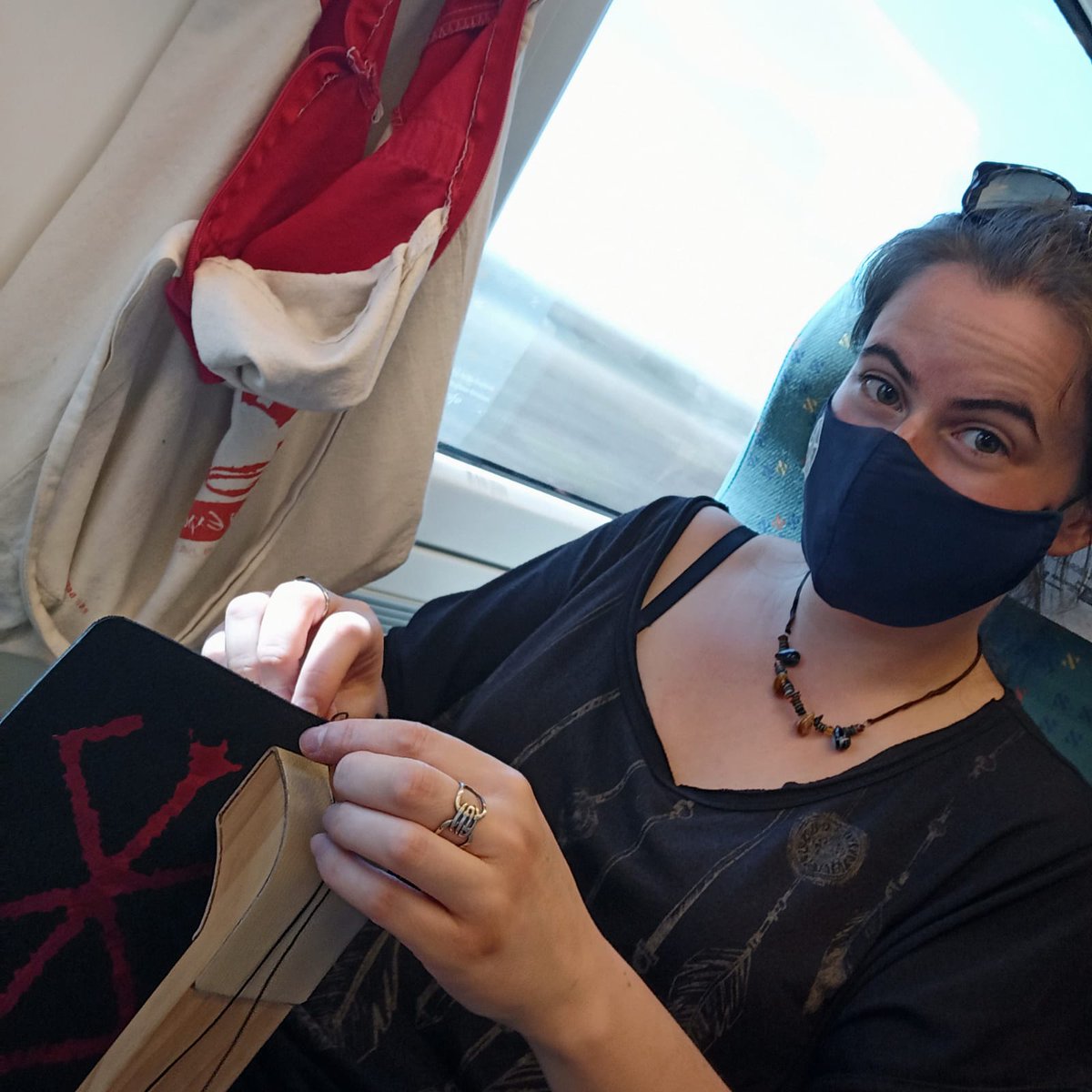 ManlimaCosplay's tweet photo. La tía no para ni el tren 😂😂
De camino al @festivalcelsius aprovechandolo todo 🔥🔥
#celsius232 #artesana #manlima #festivalcelsius https://t.co/iLjApnhTQ3