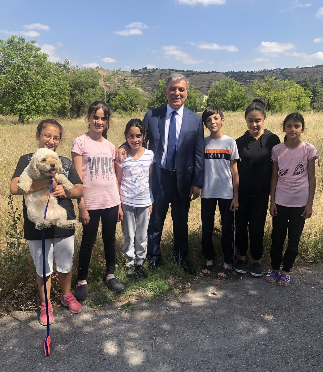 cbabdullahgul's tweet photo. Kayseri’den bağ komşularımızın çocukları tarafından uğurlandım. https://t.co/Q432yNRtbu