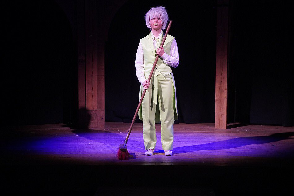 Puck, uit de Midzomernachtsdroom, veegt het Globetheater een beetje aan zodat de inleidingen van de koopman van Venetië in aug. kunnen starten. Alle kaarten voor de inleidingen zijn verkocht. Van de 15 voorstellingen zitten er 11 al vol. Bij de overige is nog plek. #Shakespeare