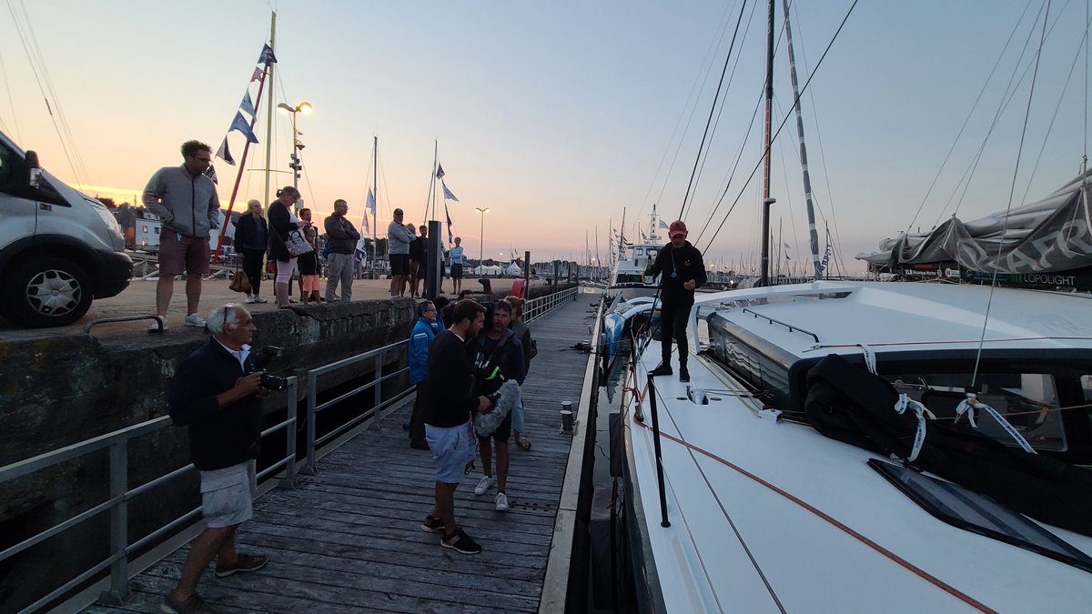 Marc Guillemot 💬 : En arrivant ici je croyais que tout le monde était arrivé. 
On en a chié un peu, mais le principal c’est d’être qualifié. 
Un super apprentissage du bateau. Une première en solo sur le bateau, un super test pour le Rhum.