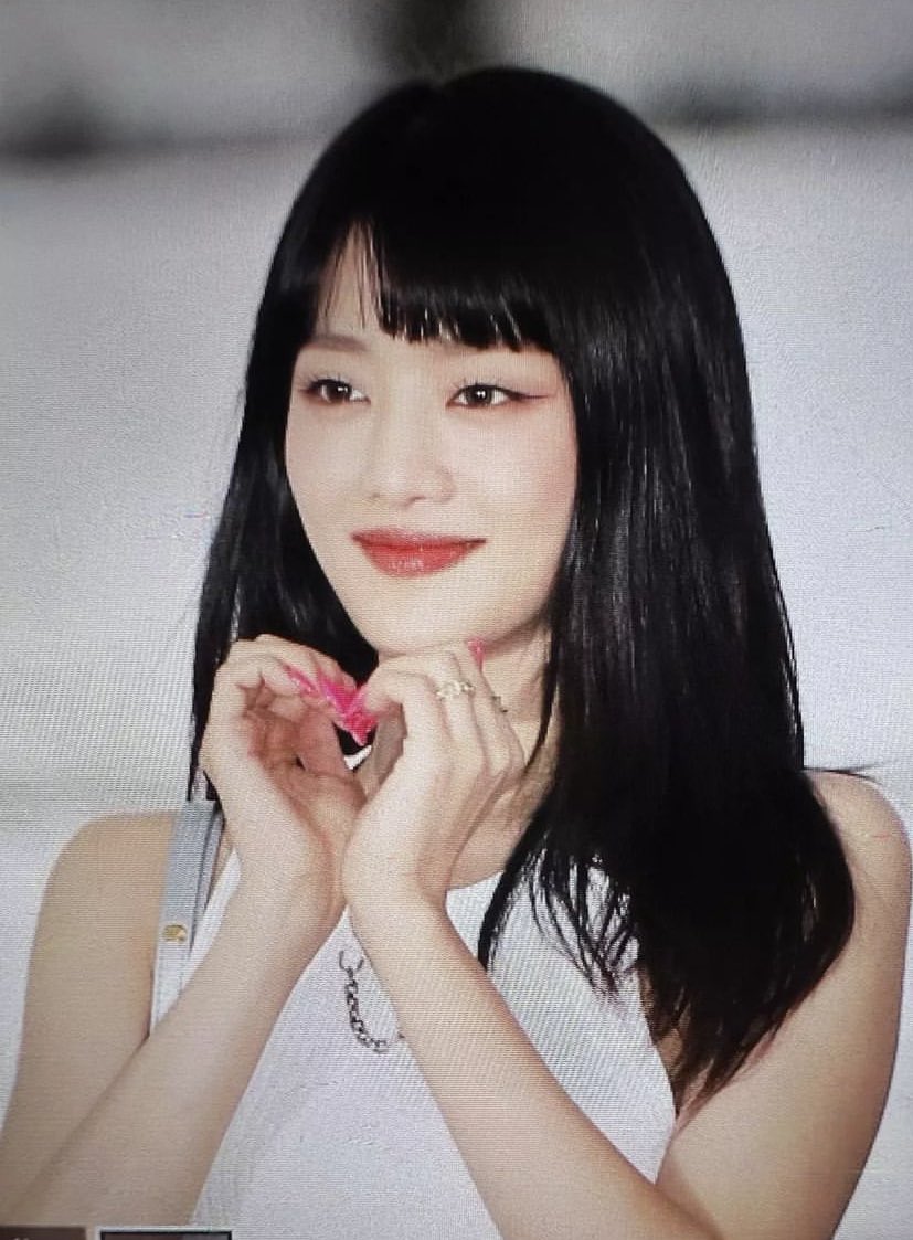 çok duru bir güzelliği var kafayı yiyorum