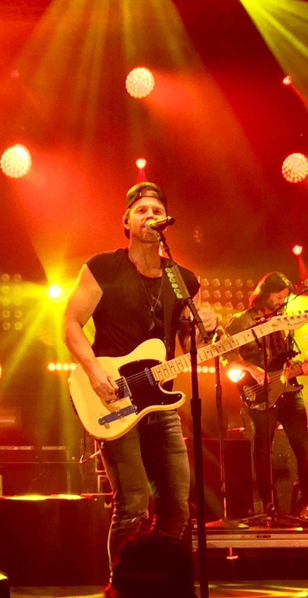 Ves08's tweet photo. 🎤When the lights go down and you’re stuck here in this town finally coming to a four years patiently waiting end tonight! Yayyy oh happy day!!@KipMooreMusic thankfully finally back on 🇨🇦 soil ❤️ Oh how I missed you!! ❤️🎤🎸 https://t.co/BZYCVFZZwe
