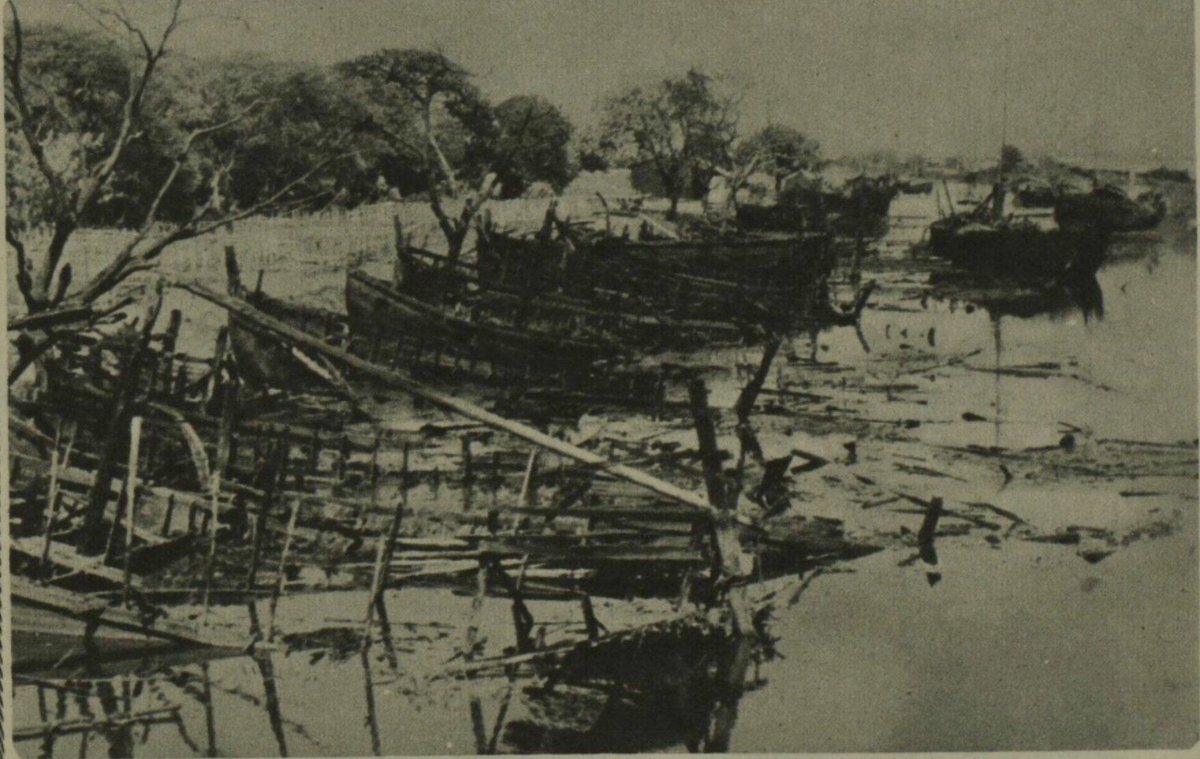 To handle increasing boat traffic between Calcutta & East Bengal, New Cut Canal was excavated in 1859 The canal which formed the west border of Salt Lakes is now part of E.M Bypass at Chingrighata 📷: Burnt out grain barges in New Cut Canal during communal riots. Nov 1946.