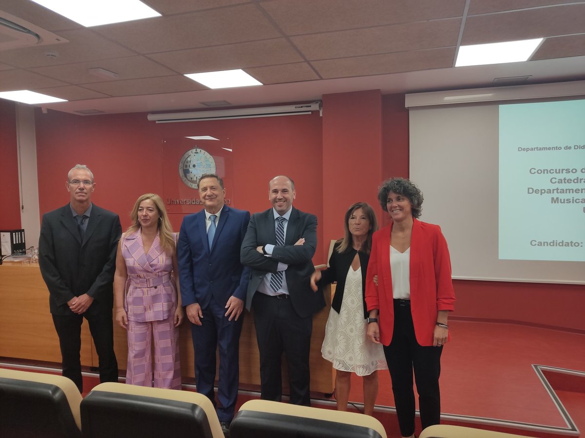 Ayer nuestro presidente <a href="/amadorjeh/">Grupo EDAF</a> , logró ser nombrado catedrático dada su gran labor durante muchos años atrás. Desde la asociación estamos muy agradecidos ya que gracias a él cientos de familias han podido formarse a través del deporte la educación y sus valores ¡Enhorabuena!