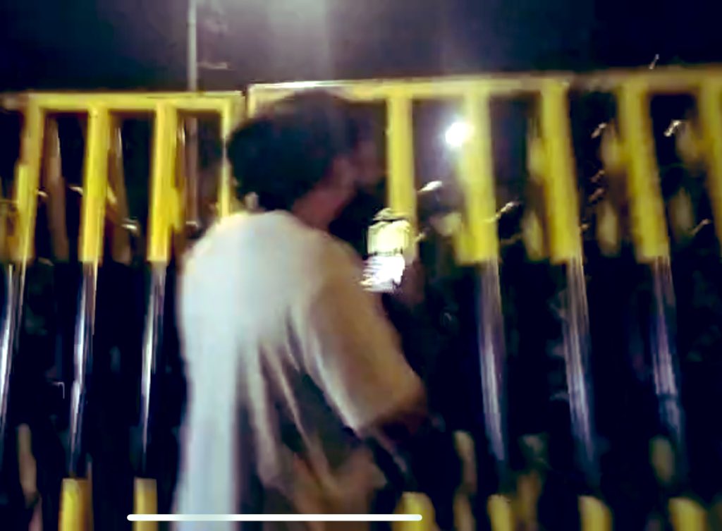 Dailymirror_SL's tweet photo. Breaking News: Tense situation at Galle Face near Presidential Secretariat as Police and troops move in and remove protesters from the area #SriLanka #lka https://t.co/be3DSbKLtP