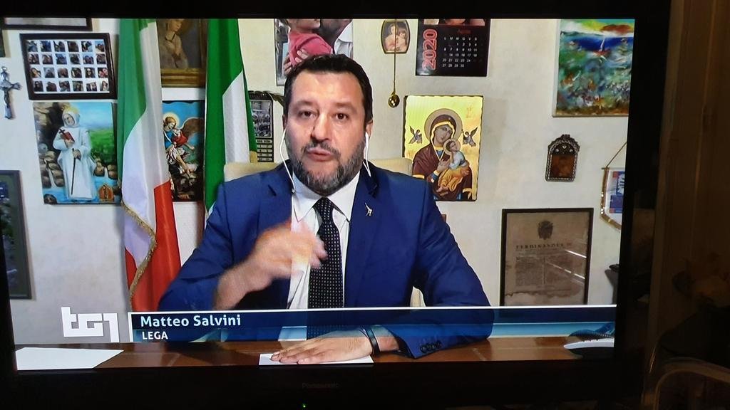 jacopogiliberto's tweet photo. il calendario alle sue spalle è stato appeso l'altra volta che è venuto in ufficio. https://t.co/6mqZ1ddcDQ