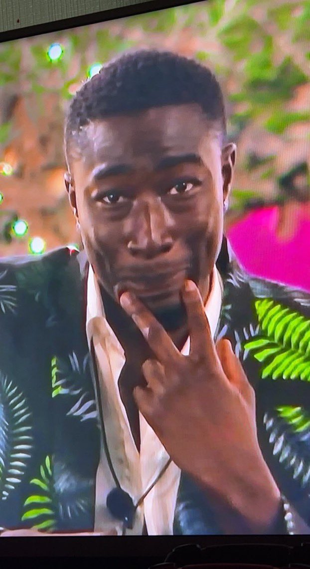 CACAAM0R's tweet photo. THE GLITCHES 🤢 #LoveIsland https://t.co/jR1Om1UQ7I