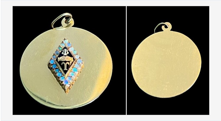 thegraydoor's tweet photo. Vintage Signed 14K Gold Opal Psi Upsilon Fraternity Pendant 6.0 Grams | eBay #vintagejewelry #pendant #14K #opal #psiupsilon #fraternity #estatejewelry
https://t.co/Gs14WbkTIP https://t.co/zs9akn1Q3Y