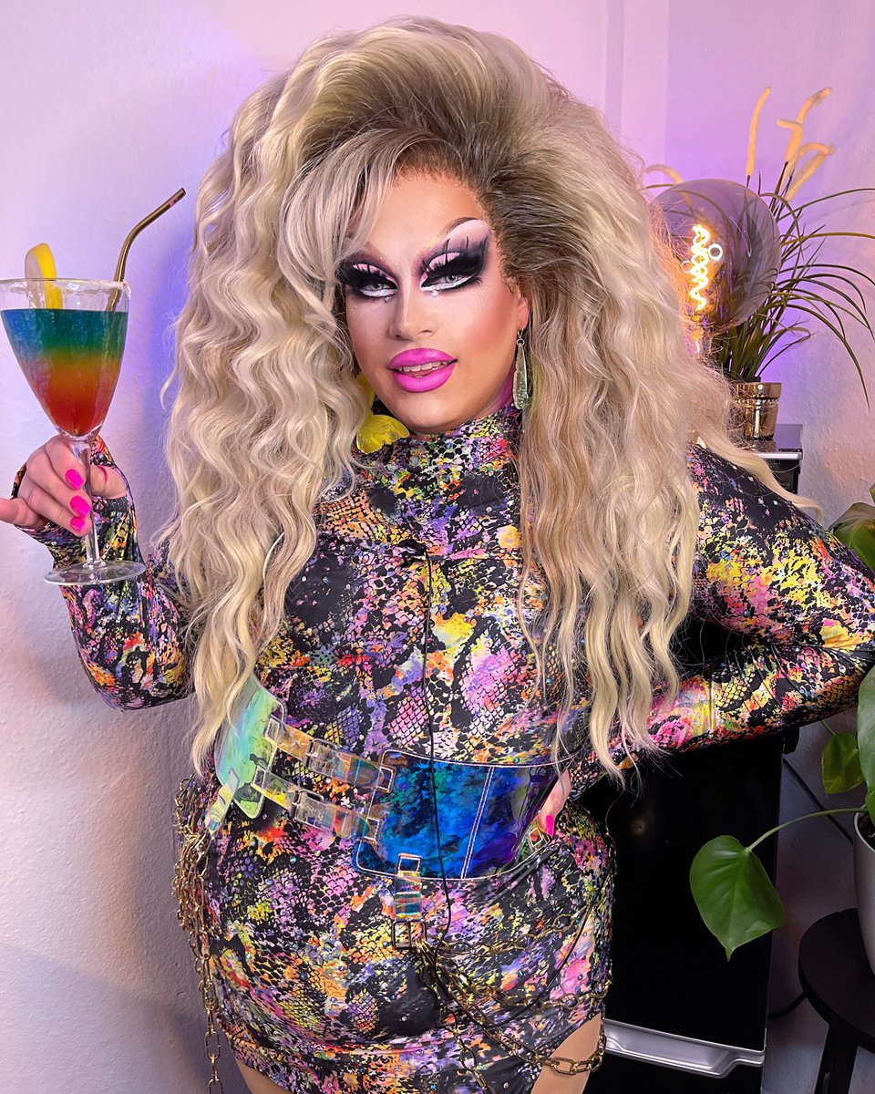 Cheers Queers! It’s #BerlinPride this weekend! Can’t wait to meet y‘all! 🏳️‍🌈💖🏳️‍⚧️ #csdberlin #pride #dragqueenmakeup #bighairdontcare #allnatural #rainbow #dragqueen