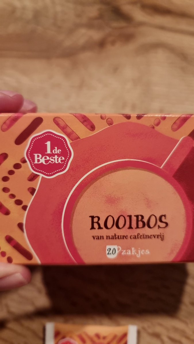 Ik kom deze totaal mysterieuze 'badge' tegen op een pakje rooibos thee van <a href="/DekaMarkt/">DekaMarkt</a>. Nieuwe 1ste, niet eerste de beste, maar '1de beste'. Niet echt goed Nederlands, maar het roept vooral de vraag op: wat betekent het? Wie durft? #dtv #thee