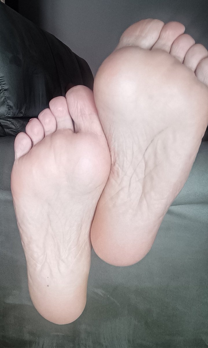 DeaGentile's tweet photo. Il tuo unico punto di vista
#feetmistress #feetfetish #feetslave #moneyslaves #FinDom #finsub @RT4feet @Brun0Parent @findom4feet @FootParadiseRT @RTLoveFeet @SoleToeSole https://t.co/9eil1Fl1aJ