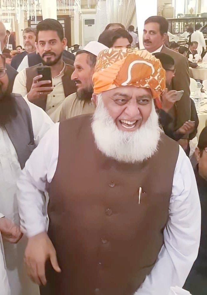 Hi is the King 👑
#عمرانڈو_اپنےحدودمیں_رہو