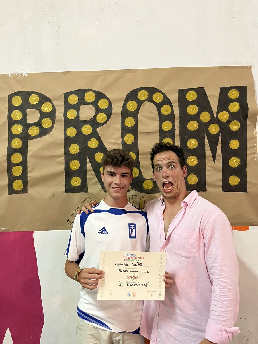 corunafnx's tweet photo. 🤩🎩👏🍀 #prom22 #elveranodesuvida https://t.co/iGoqBzpDzG