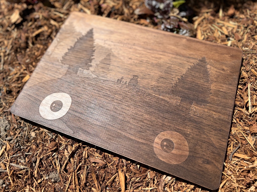 Toastmade's tweet photo. #CustomCoveroftheDay. #MyNeighborTotoro engraving on a walnut #MacBookPro14 cover.
#totoro #anime #animeengraving #customengraving #hayaomiyazaki https://t.co/5FQFH8tzLa