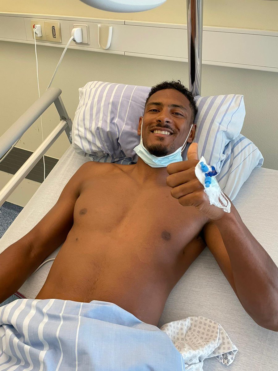 football_civ's tweet photo. 🔴 | Sébastien Haller réussi la première étape de son traitement et donne de ses nouvelles :

« Bonsoir tout le monde. Je tenais à vous informer que la première étape a été accomplie. Je tiens à remercier le Borussia Dortmund et l’équipe médical qui ont été exceptionnels avec moi https://t.co/9fqeVqjwfY