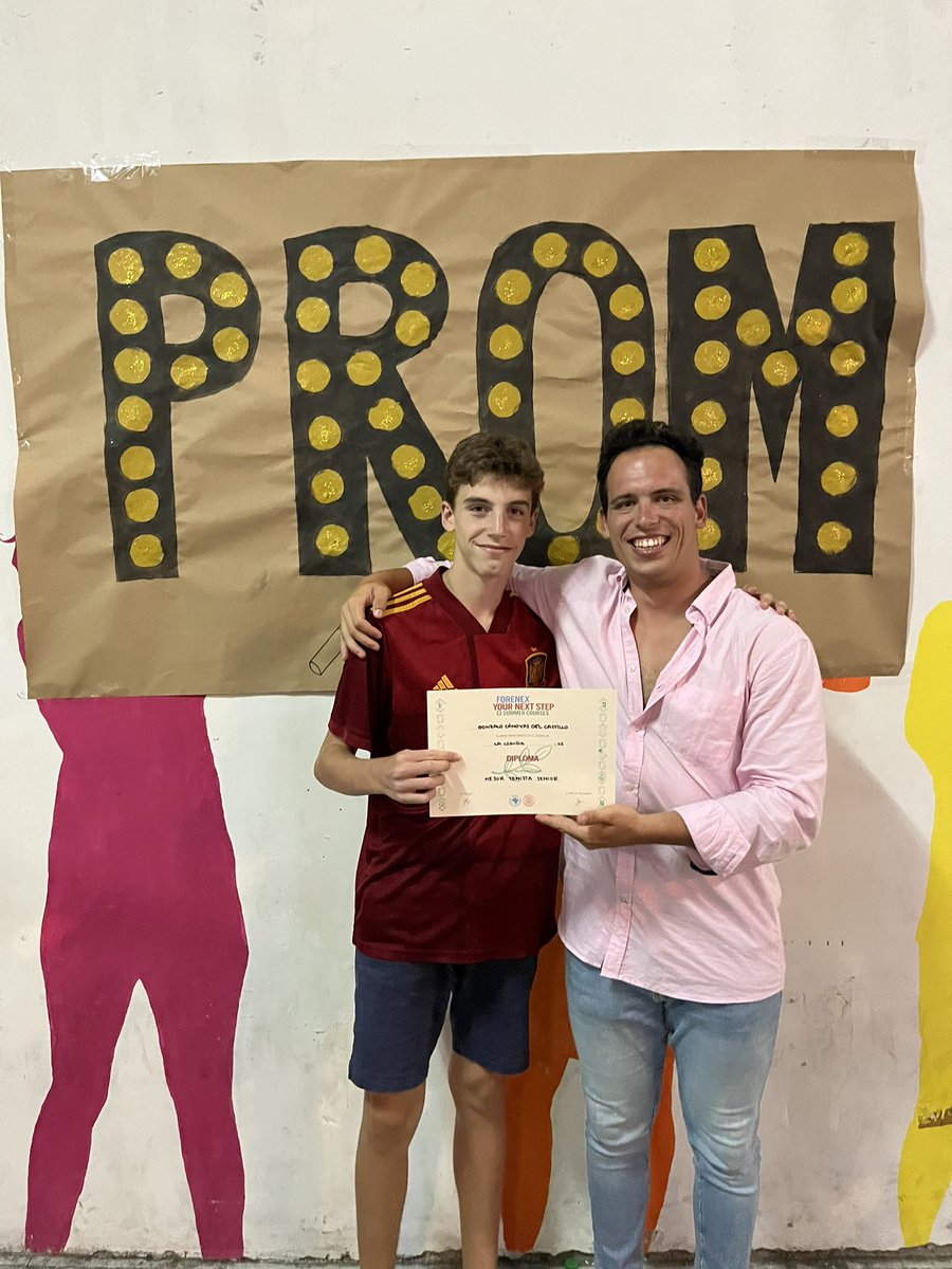 corunafnx's tweet photo. 🤩🎩👏🍀 #prom22 #elveranodesuvida https://t.co/3hqV0Ikkq7