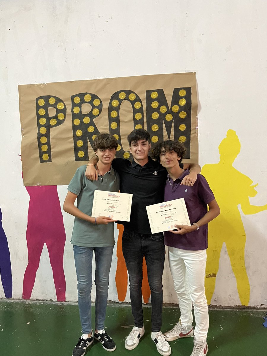 corunafnx's tweet photo. 🤩🎩👏🍀 #prom22 #elveranodesuvida https://t.co/Osynkurh70
