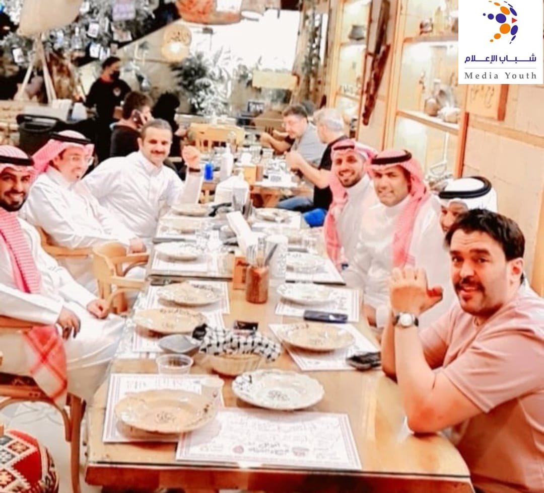 press1435's tweet photo. اجتماع الزملاء أعضاء الملتقى البارحة في شارع التحلية بالرياض بحضور كل من الزميل معيض العتيبي @alotaibima والزميل خالد الحامد. @khhk1437 
أمسية جميلة ورائعة فشكراً لكل من شارك فيها .
تغطية : أبراهيم المزروع @ibraheem4435 https://t.co/BZ2D4VQNTS