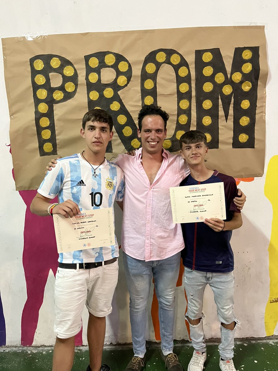 corunafnx's tweet photo. 🤩🎩👏🍀 #prom22 #elveranodesuvida https://t.co/f3E5CHi9wi