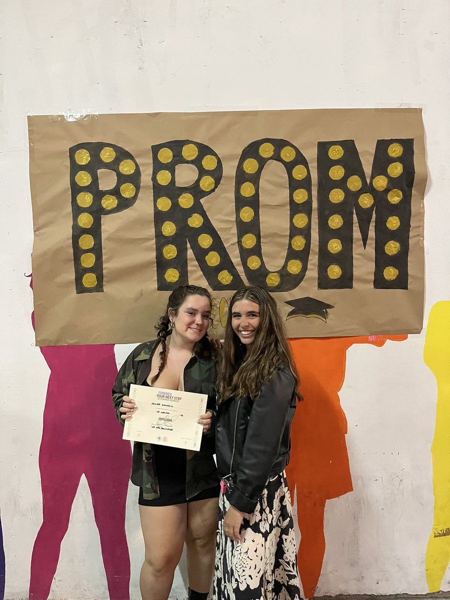 corunafnx's tweet photo. 🤩🎩👏🍀 #prom22 #elveranodesuvida https://t.co/uckG2CQYfN