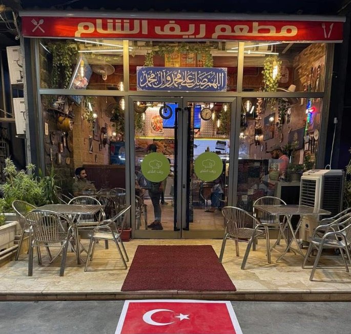 politicturk's tweet photo. Bağdat'ta bir restoranın girişine müşterilerin basması için Türk bayrağı serildi! https://t.co/GbavH60gr1