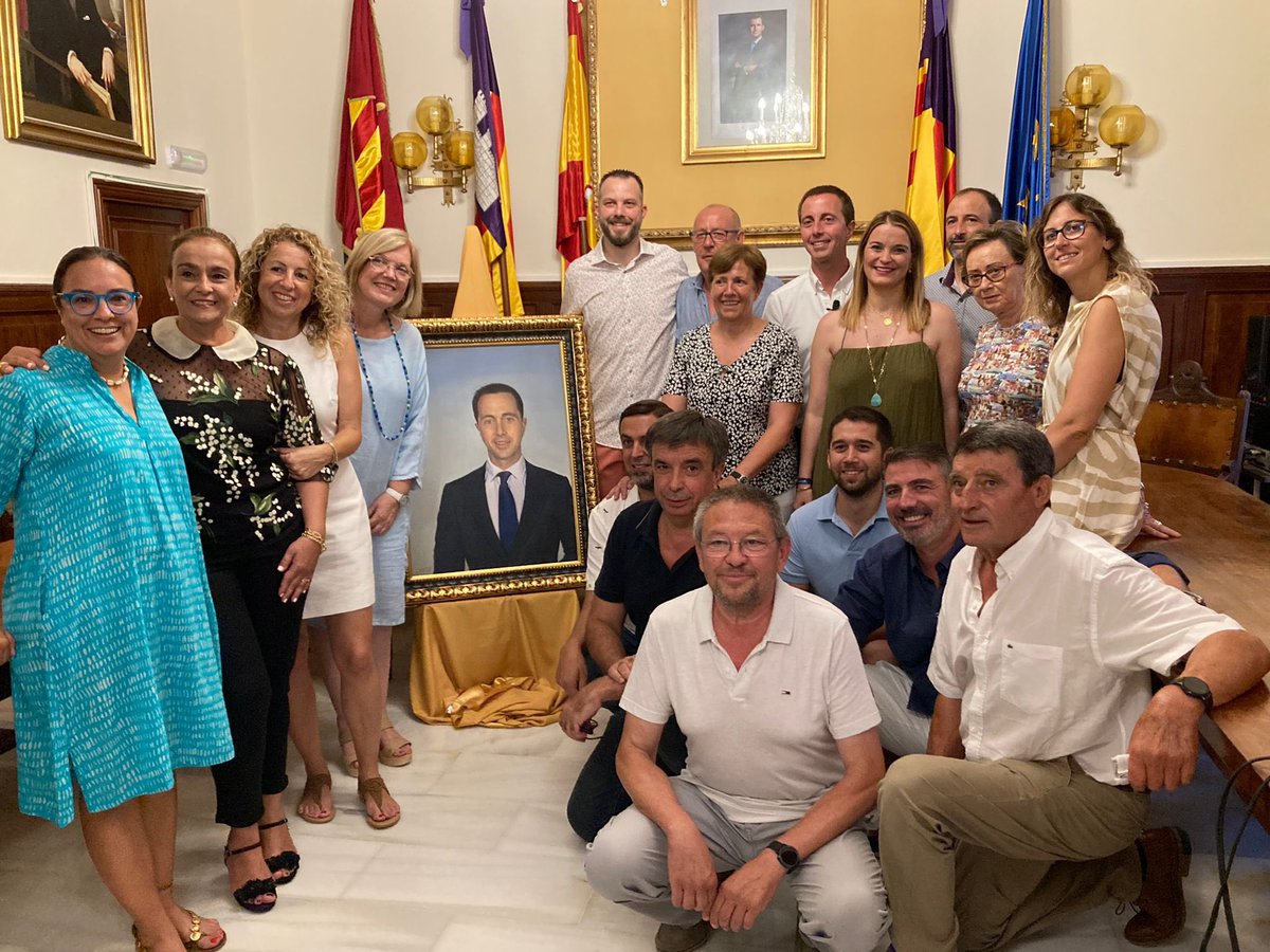 MargaProhens's tweet photo. Emotiu acte de reconeixement a @Ll_Galmes com a batle de #Santanyí. Són ja molts de moments viscuts junts, compartint el que més ens agrada: fer feina pels nostres ciutadans 💙 Seguim junts, amic! https://t.co/DWxmZAvMFo