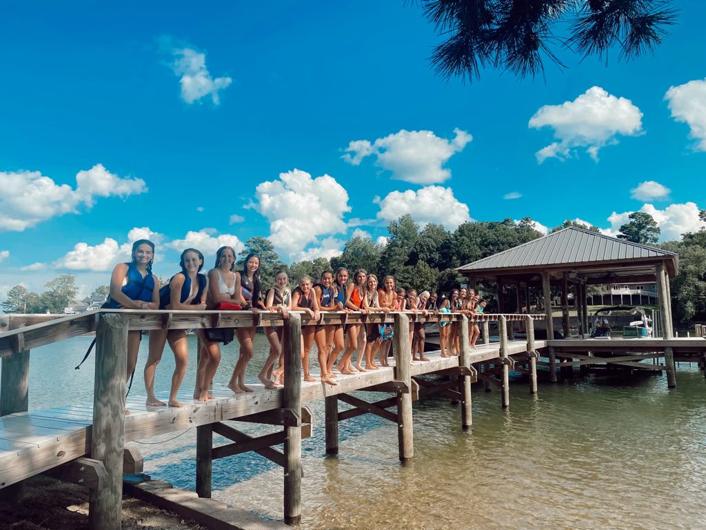 SuperiorCats_CA's tweet photo. Fabulous lake team bonding party for these SuperiorCats!😎💦🚤 @CA_CharlotteNC #superiorcats #teambonding https://t.co/PV3hUd2nXQ