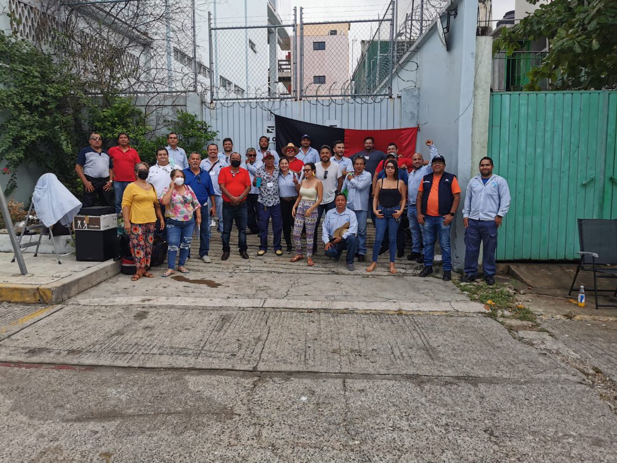 anahi_ney's tweet photo. Sección 21 Acapulco en pie de lucha, Unidos y firmes, ni un paso atrás! #HuelgaEnTelmex #EnDefensaDelCCT #FuerzaSTRM https://t.co/lIXwgaUx2n