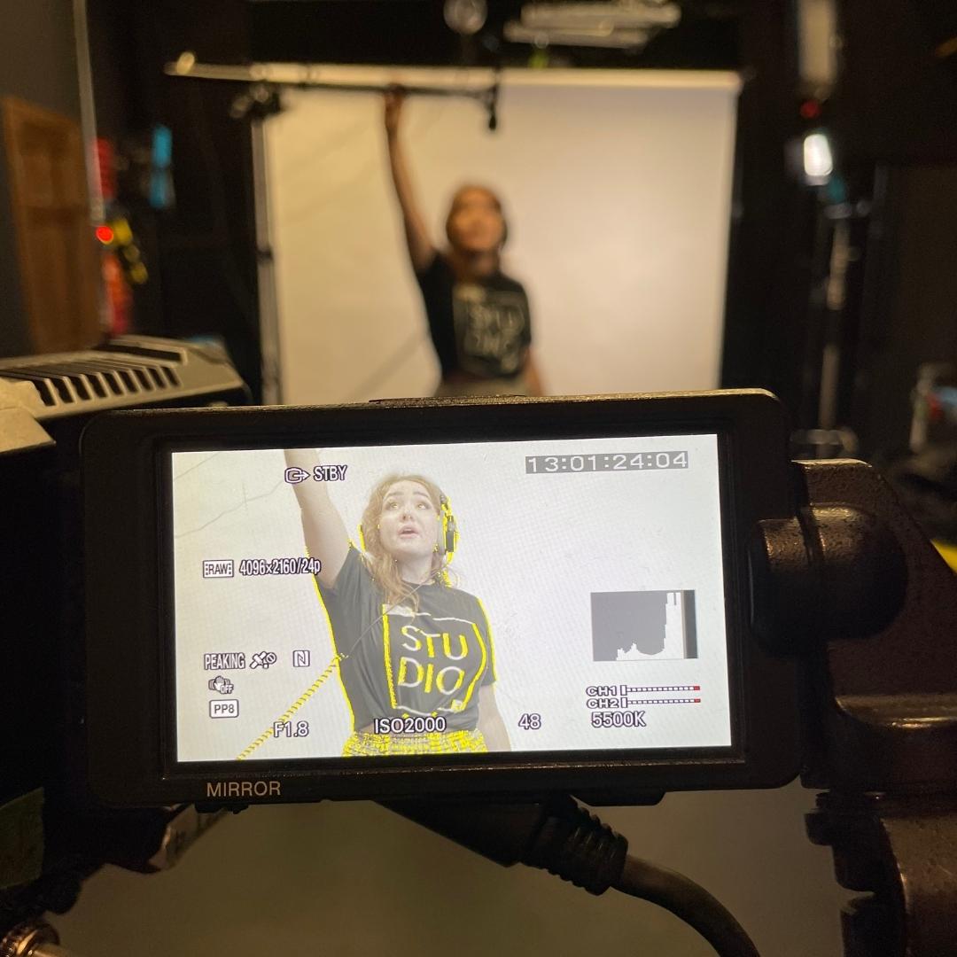 akulliancreates's tweet photo. Ace Creative Partner, audio engineer Julia Norelli, stopped by Studio A last week to help us find the best spot to capture audio, along with some helpful tips on audio recording in our studio 🎙️

#ProfessionalAudio #ProAudio #SoundRecording https://t.co/L8JTKh3sLL