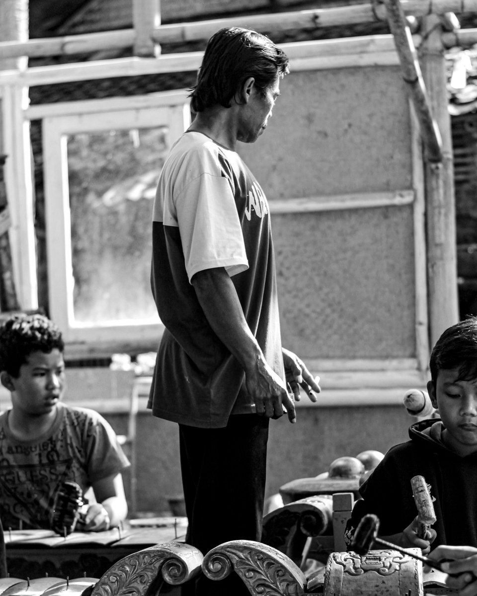 Menurut Abah Abas, Guru gamelan dari Padepokan Seni Pusaka Sunda (Sèkè Jengkol, Cileunyi Wetan), melakukan pewarisan atau regenerasi adalah amanat leluhur yang harus dijalankan.
