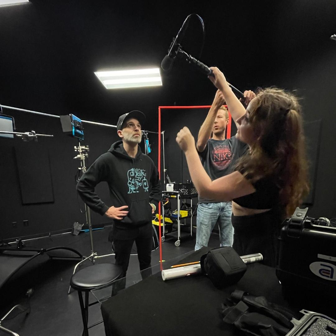 akulliancreates's tweet photo. Ace Creative Partner, audio engineer Julia Norelli, stopped by Studio A last week to help us find the best spot to capture audio, along with some helpful tips on audio recording in our studio 🎙️

#ProfessionalAudio #ProAudio #SoundRecording https://t.co/L8JTKh3sLL